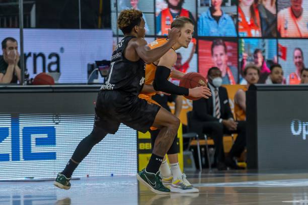 随着湖人向 随着湖人向